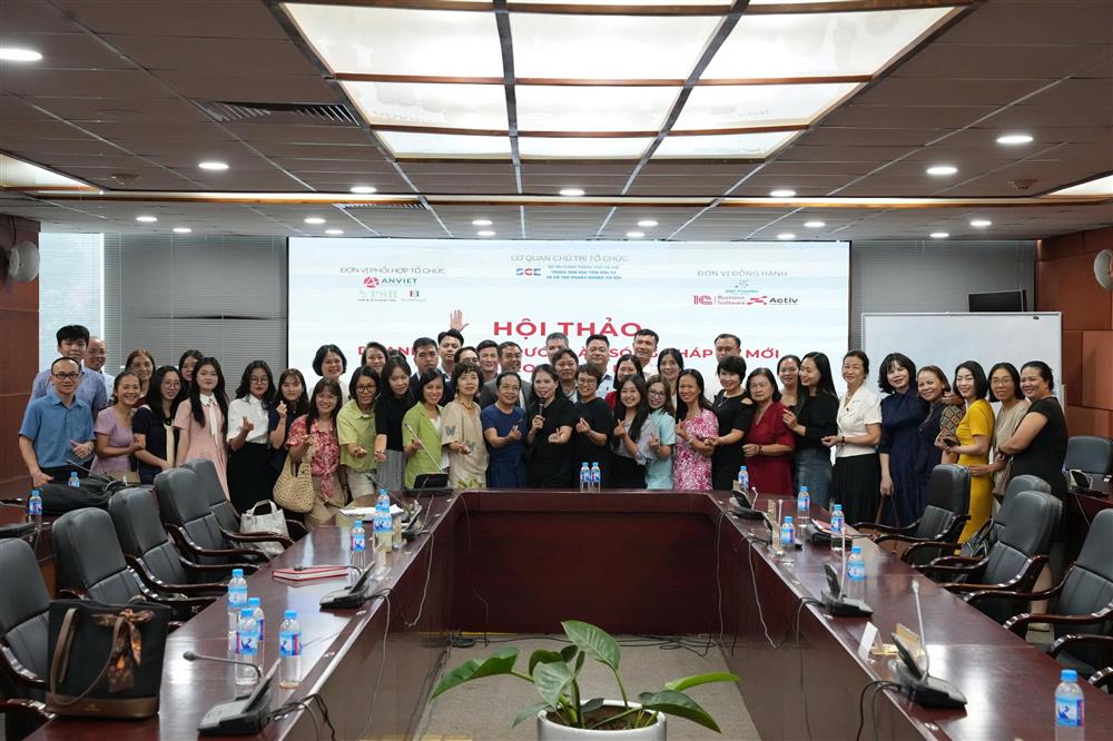 Ban tổ chức, diễn giả chụp h&igrave;nh c&ugrave;ng đại diện c&aacute;c doanh nghiệp tham gia Hội thảo